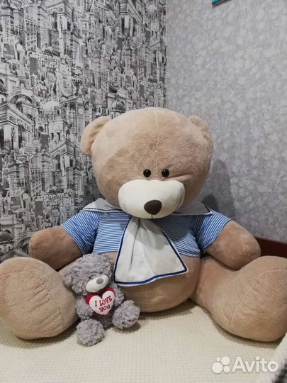 Большой плюшевый медведь