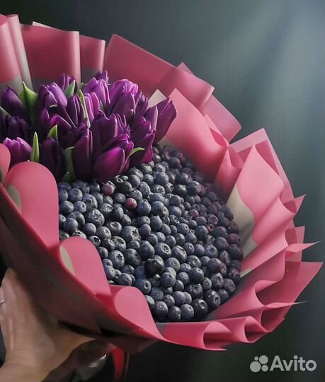 Букет из ягод с цветами