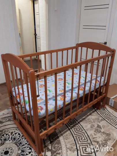 Детская кроватка с маятником