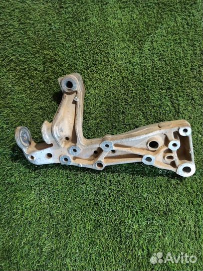 Кронштейн подвески Volkswagen 1k0199295f