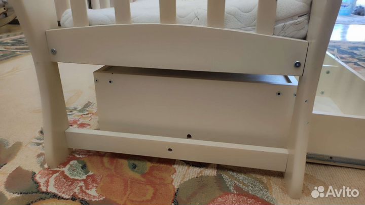 Детская кроватка с маятником и ящиком