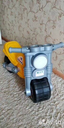 Мотоцикл беговел цвета желтый, белый и зеленый