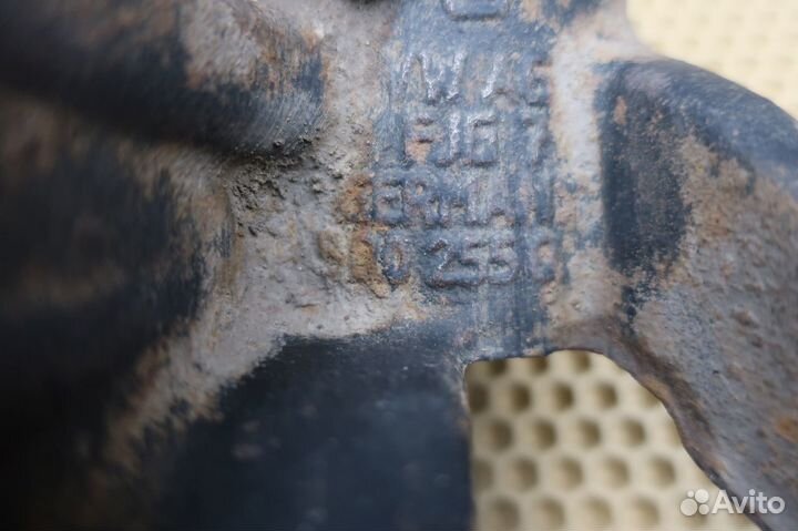 Кулак поворотный левый VW Golf 7