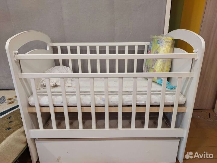 Детская кроватка с маятником и ящиком