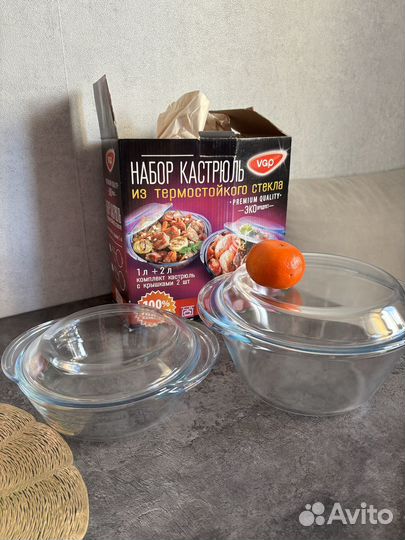 Набор новых термостойких кастрюль
