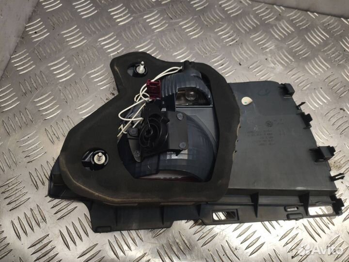 Фонарь крышки багажника правый BMW 5