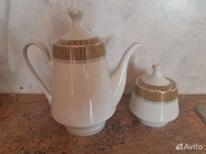 Заварочный чайник и сахарница