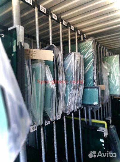 JCB 3CX Стекло ветровое нижнее левое