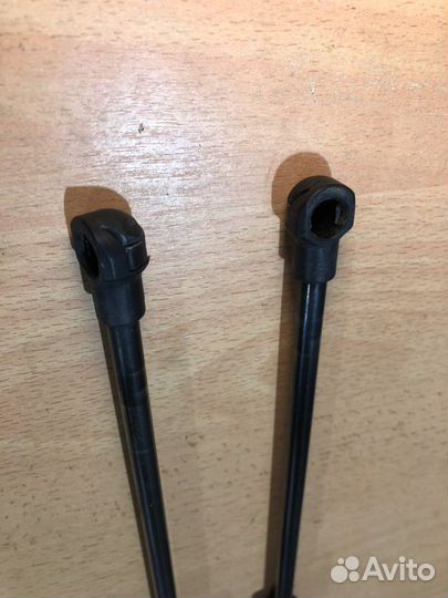 Амортизатор двери багажника Nissan Note E11 (2005—