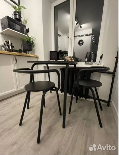 Стул черный дерево металл в кафе/бар/пекарню