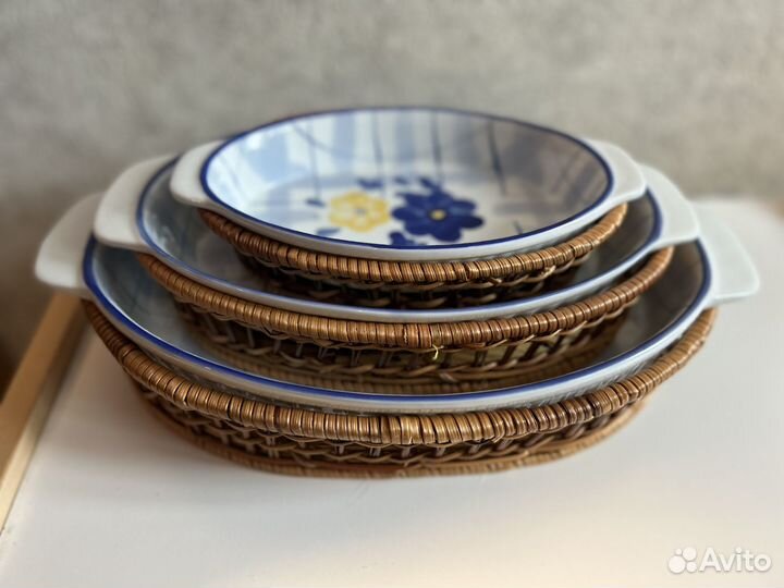 Набор из 3 керамических блюд в плетенной подставке