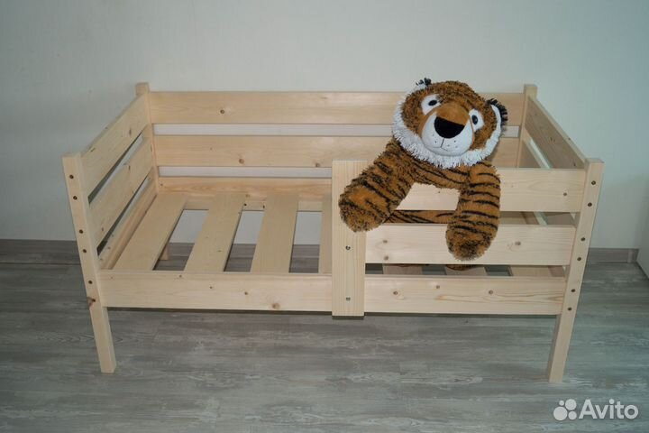Детская кровать из массива с бортиком