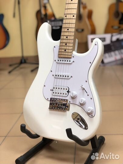 Электрогитара в белом цвете fabio