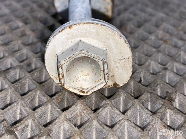 Болт развальный Audi Q5 8R cdnc 2009