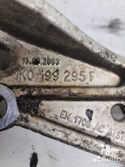 Рычаг подрамника правый Skoda Octavia A5 1Z 2004