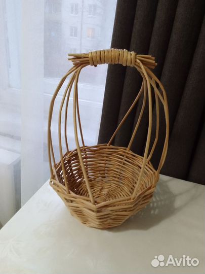 Корзина плетеная из бумажной лозы