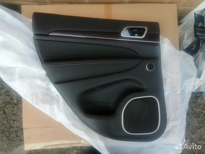 Обшивка задней левой двери Jeep Grand Cherokee WK2