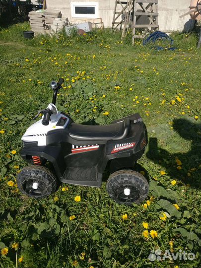 Детский квадроцикл на аккумуляторе