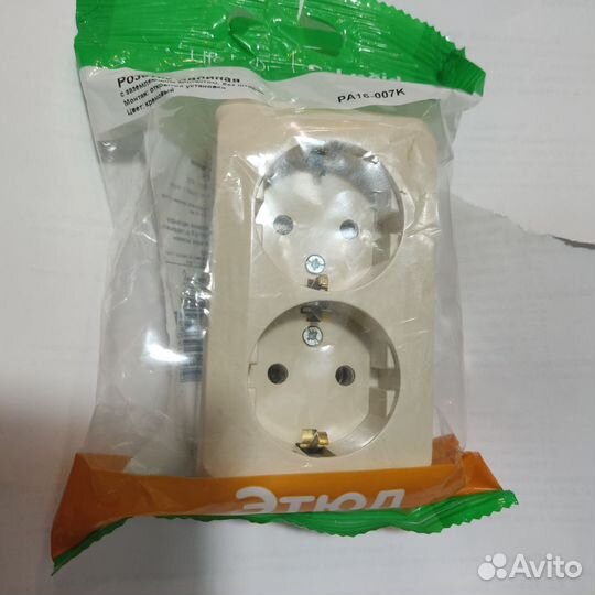 Розетка накладная 2-я с/з и с крышкой