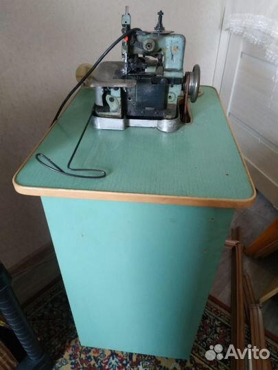 Швейная машина оверлок