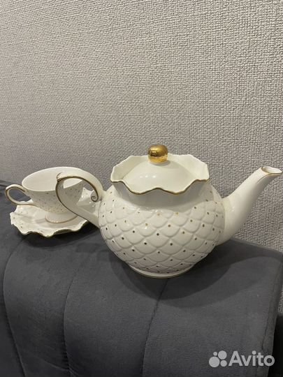 Набор из чайника и из 6 штук чашки с блюдцем