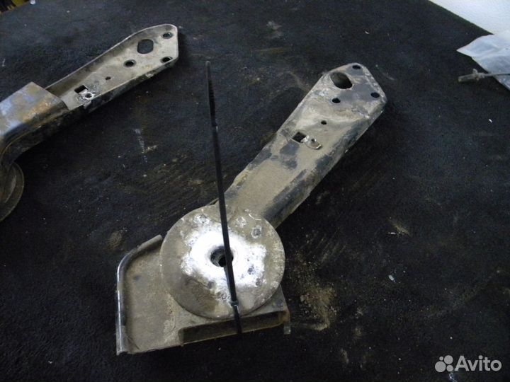 Кронштейн заднего подрамника Jaguar XJ Long 351