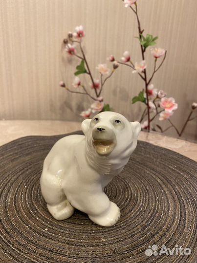 Статуэтка белый медведь