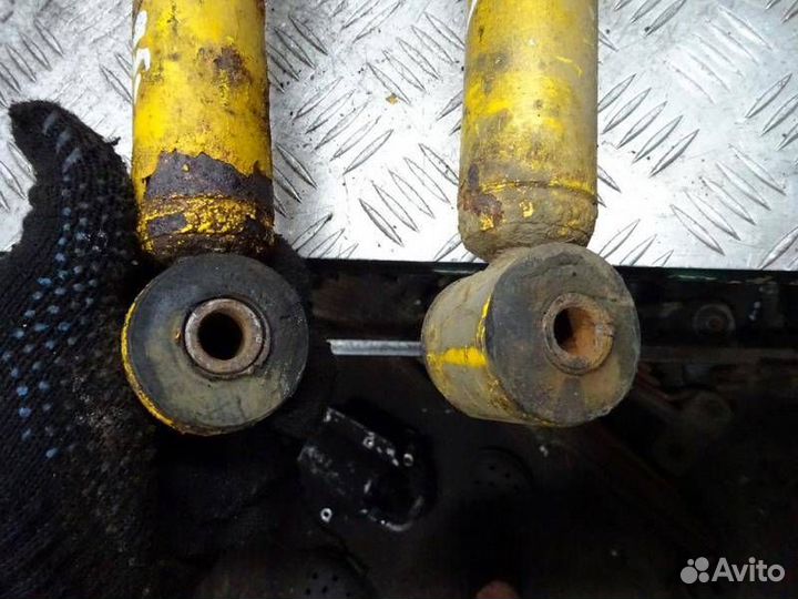 Стойка амортизатора задняя Volkswagen Passat B4