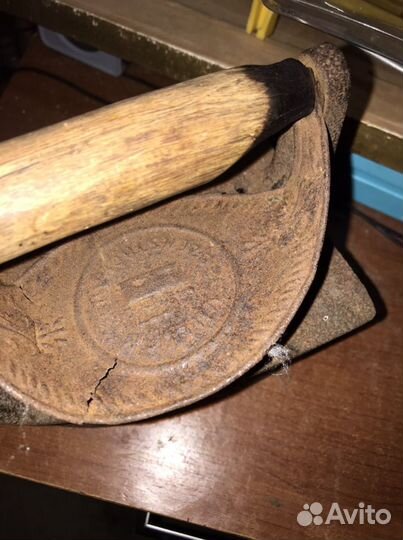 Старинный угольный утюг