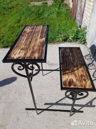 Стол и лавка на кладбище