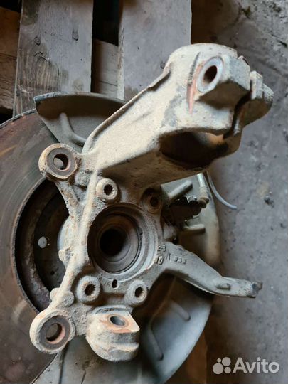 Кулак поворотный передний левый Volkswagen tiguan