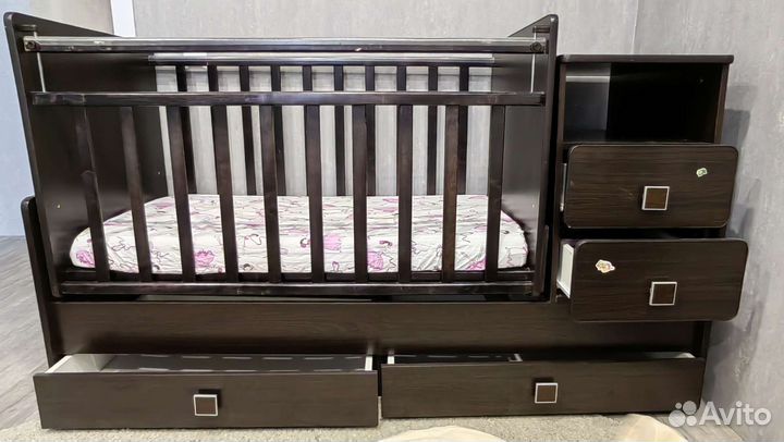 Детская кроватка с маятником и ящиком