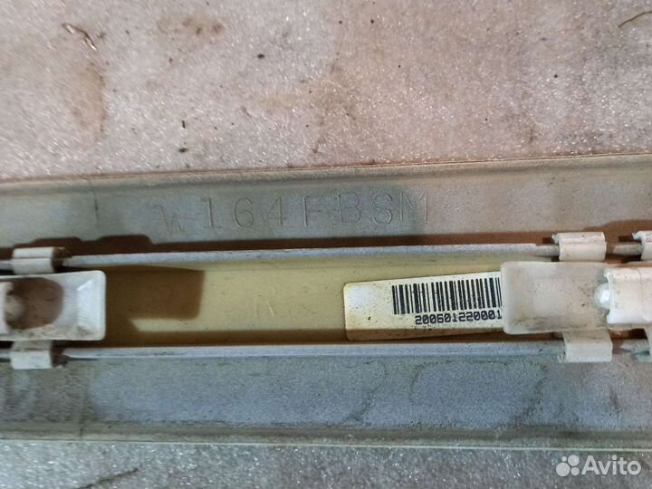 Молдинг передней правой двери Mercedes ML164