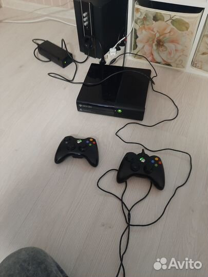 Xbox 360 + 4 игры 2 геймпада