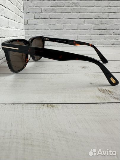 Солнцезащитные очки Tom Ford TF775