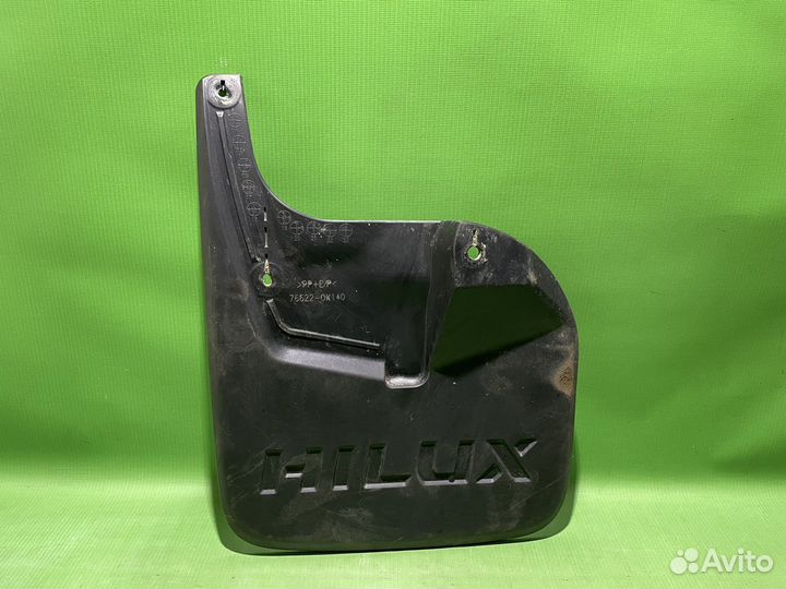 Брызговик передний левый Toyota Hilux 2015+