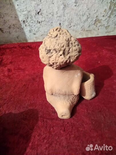 Фигурка женщины с корзиной