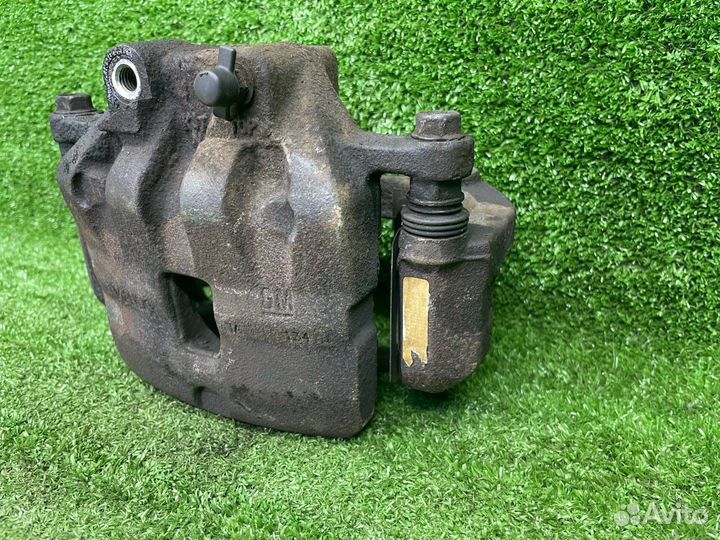 Суппорт тормозной правый Opel Astra J GTC 2012