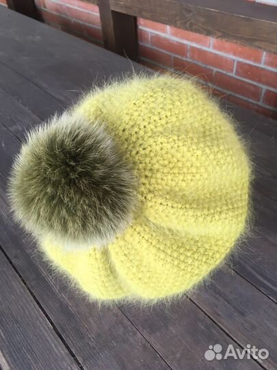 Зимний вязаный берет с помпоном