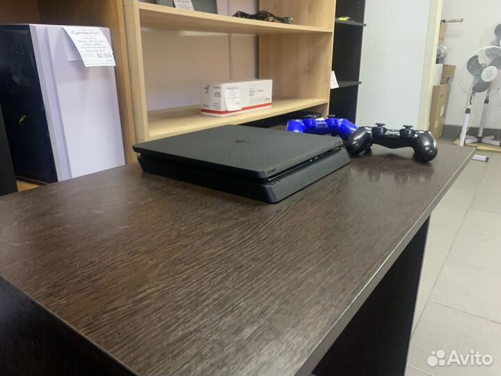 Sony PS4 Slim 1000GB (CUH-2208B), 2 геймпада