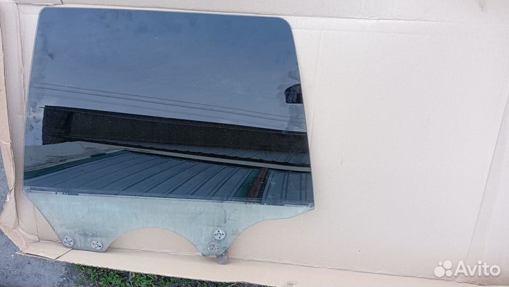 Стекло задней левой двери