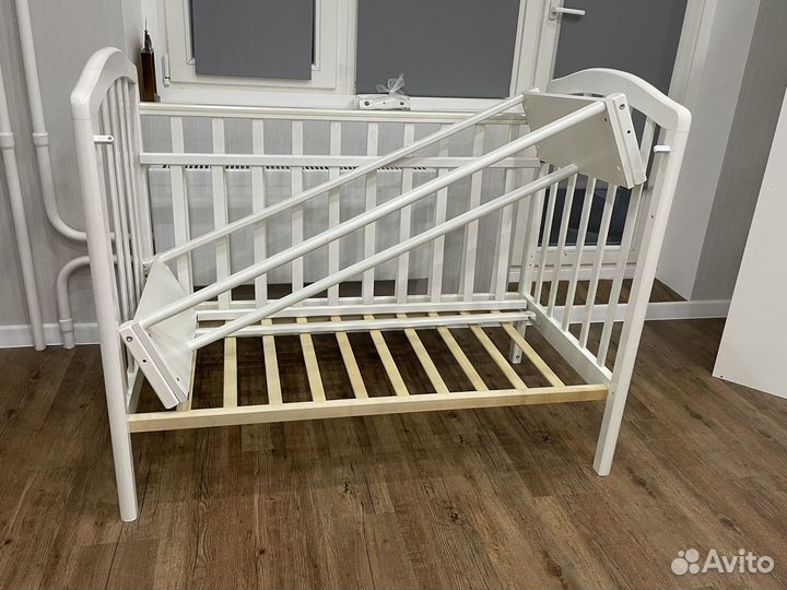 Детская кровать с маятником