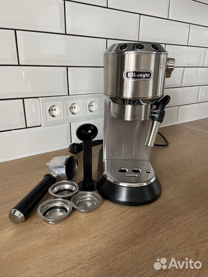 Кофеварка рожковая DeLonghi EC685.M