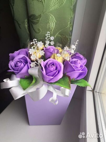 Букеты комплименты мыльных роз с конфетами