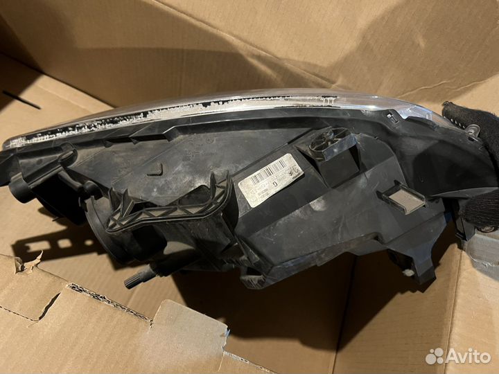 Фара левая и правая Peugeot-Citroen 9806306580