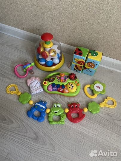 Развивающие игрушки пакетом доя малыша