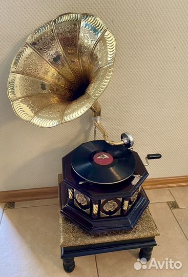 Граммофон с трубой