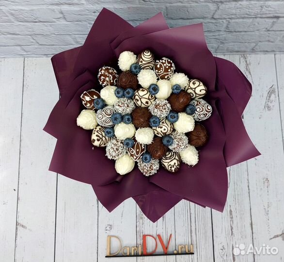 Клубничный букет в тёмном и белом шоколаде с голуб