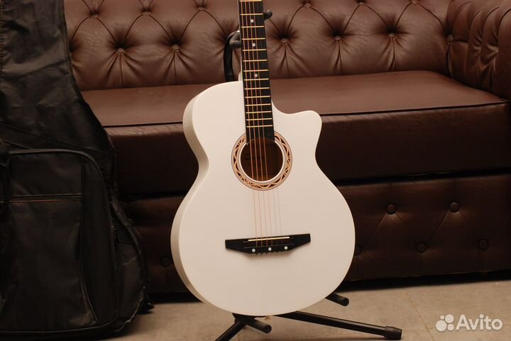 Акустическая гитара (Аксессуар в подарок)