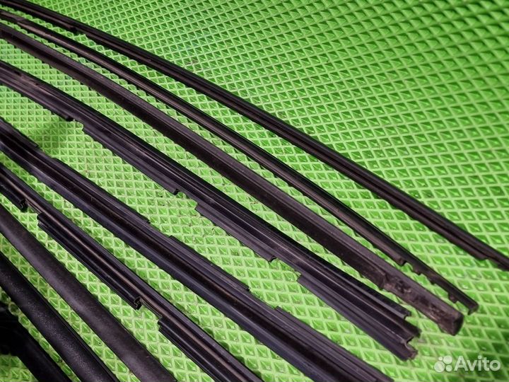 Уплотнитель стекла двери Skoda Superb 2003